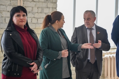 Александр Сидорков оценил ход работ по капремонту школы в поселке Рыздвяном