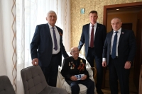 Накануне Дня защитника Отечества Александр Сидорков посетил ветеранов ВОВ
