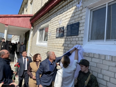 В селе Малые Ягуры открыта мемориальная доска памяти участника СВО Алексея Клочкова
