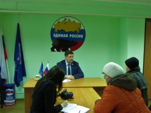 В местной общественной приемной ВПП "ЕДИНАЯ РОССИЯ" прием граждан провел депутат Думы СК Николай Новопашин