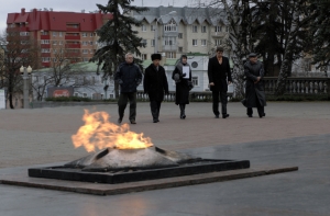 В ЦЕНТРЕ ВНИМАНИЯ – ПАМЯТНИКИ