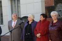 "Возьмемся за руки, друзья!"