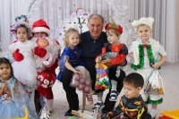 К новогодним праздникам дети получили подарки от депутатов краевой Думы