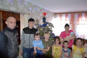В первые дни Нового года депутат Думы Ставропольского края Николай Новопашин посетил многодетную семью Смольняковых из села Безопасное, чтобы проведать и передать им благотворительную помощь в виде тёплой и повседневной одежды для всех семерых детей