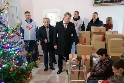 Семьи, проживающие в пунктах временного размещения, получили новогодние подарки
