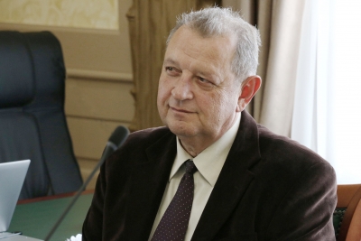 В рамках акции «Никто не забыт, ничто не забыто» краевой депутат вручил мобильный телефон ветерану Великой Отечественной войны