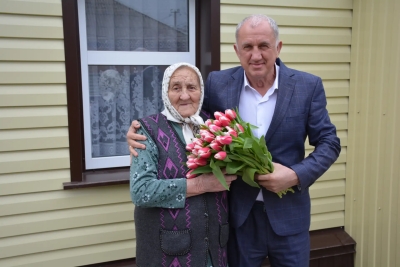 Игорь Андрющенко поздравил долгожительницу из села Дивного с наступающим Международным женским днём