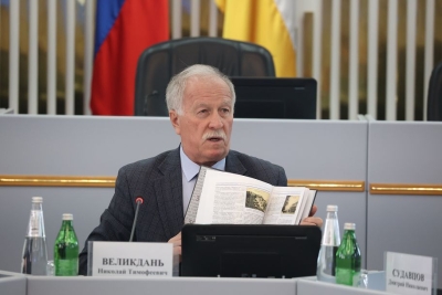 Николай Великдань представил книгу о 30-летии краевой Думы