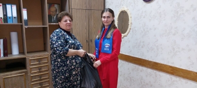 Любовь Хенкина вручила продуктовые наборы и наборы бытовой химии жителям Андроповского района